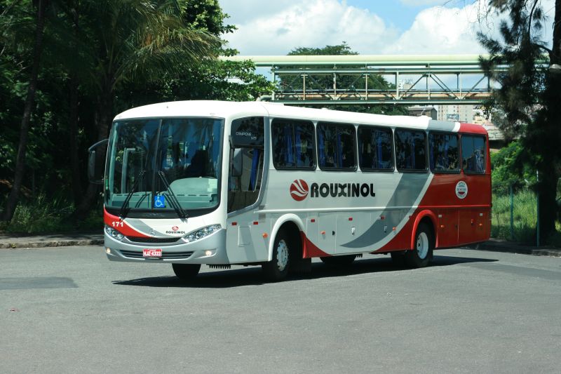 Ônibus Convencional, 48 passageiros assentados, poltronas em tecido, cinto de segurança.
